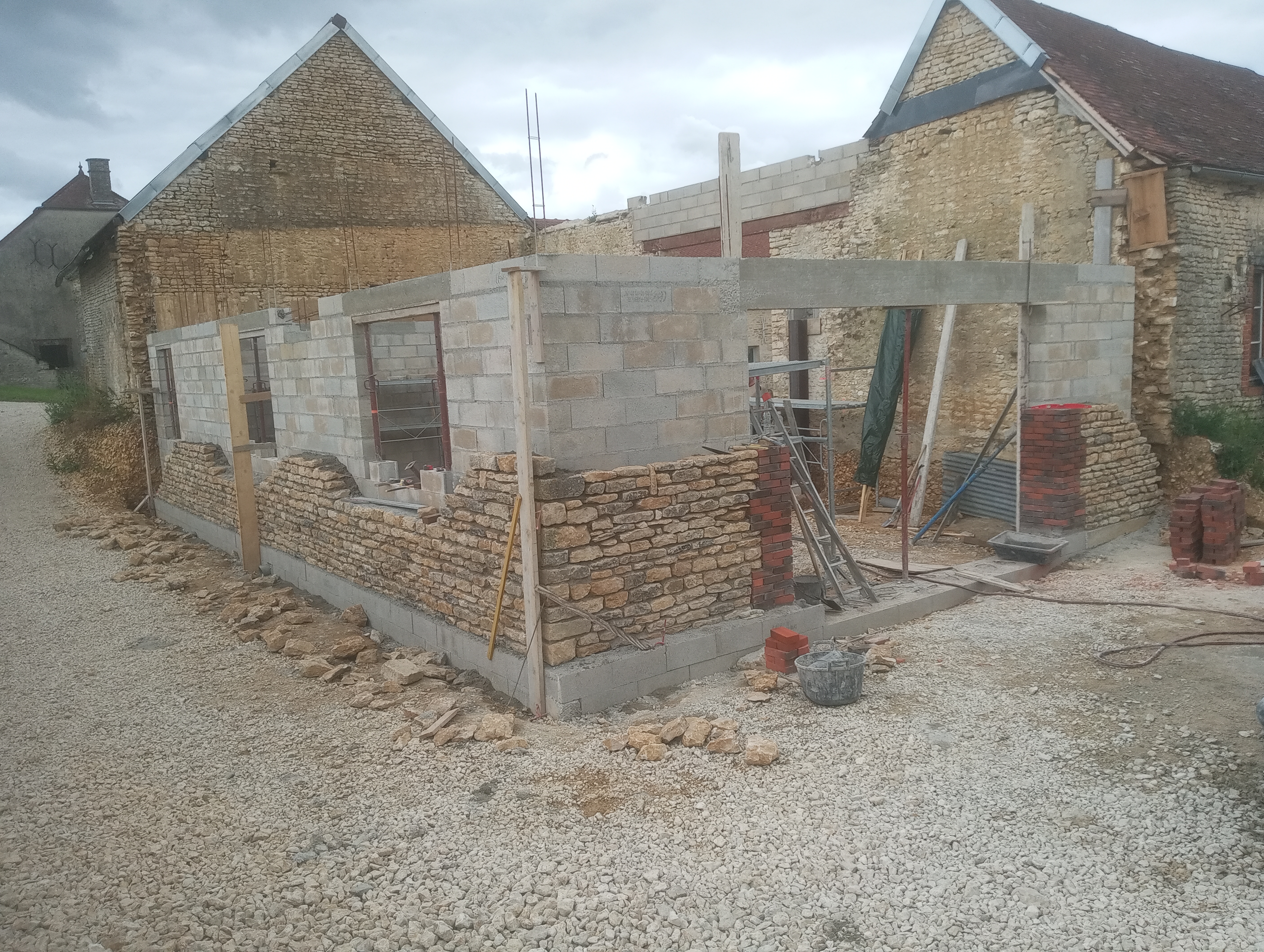 Maison parpaing habillé en pierre début