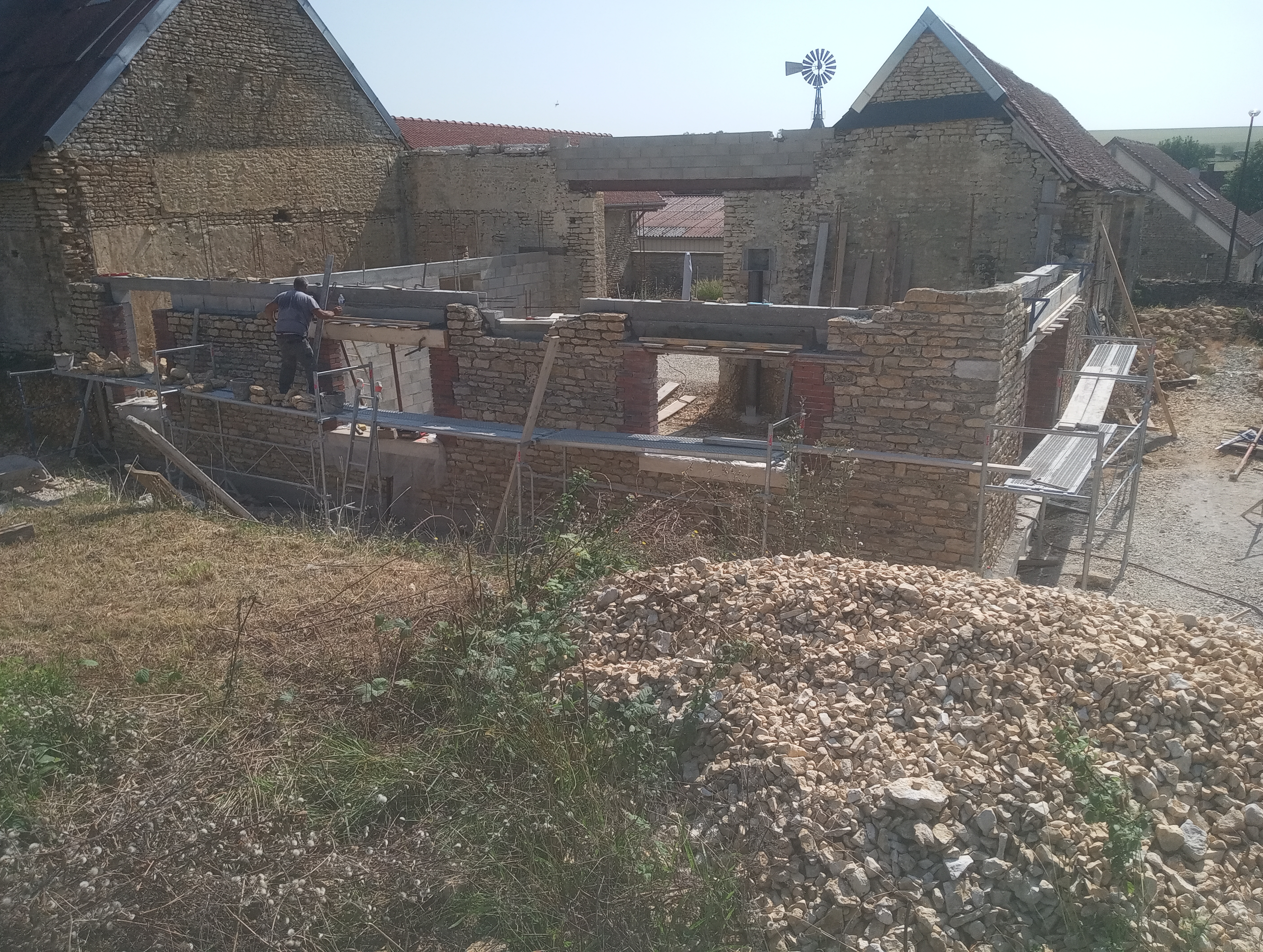 Maison parpaing habillé en pierre milieu